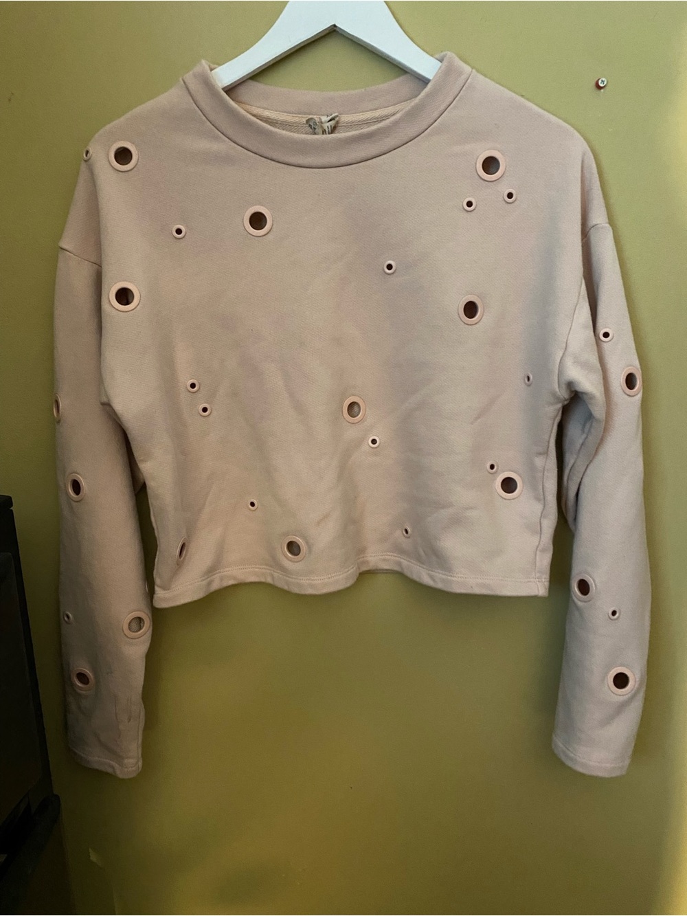 ALO Yoga Women's Cropped Long-Sleeve Sweatshirt in Blush with Eyelet Detail, XS
